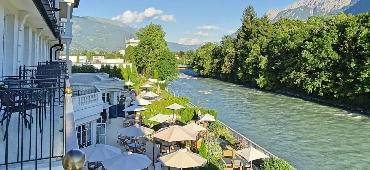 Grandhotel Lienz in Lienz – Terrasse am Flussufer mit Bergblick und Sitzgelegenheiten | Wellnesshotel Osttirol