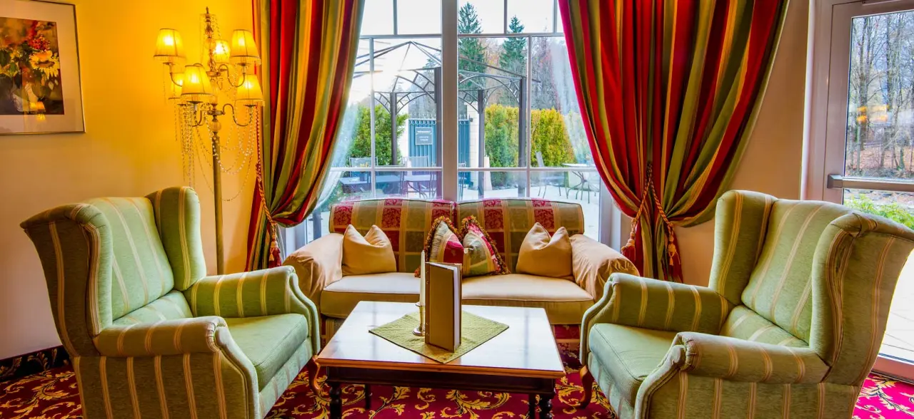 Grandhotel Lienz in Lienz – Gemütliche Lounge mit Blick in den Garten | Wellnesshotel Osttirol