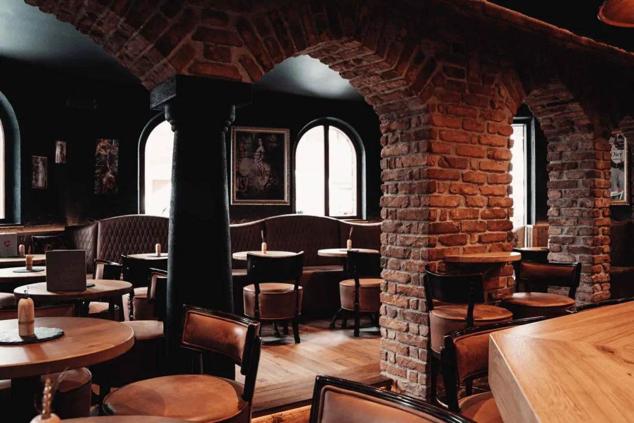 Hotel Universo in Serfaus – Gemütliche Bar mit Ziegelgewölbe und Sitzgelegenheiten | Wellnesshotel Tirol