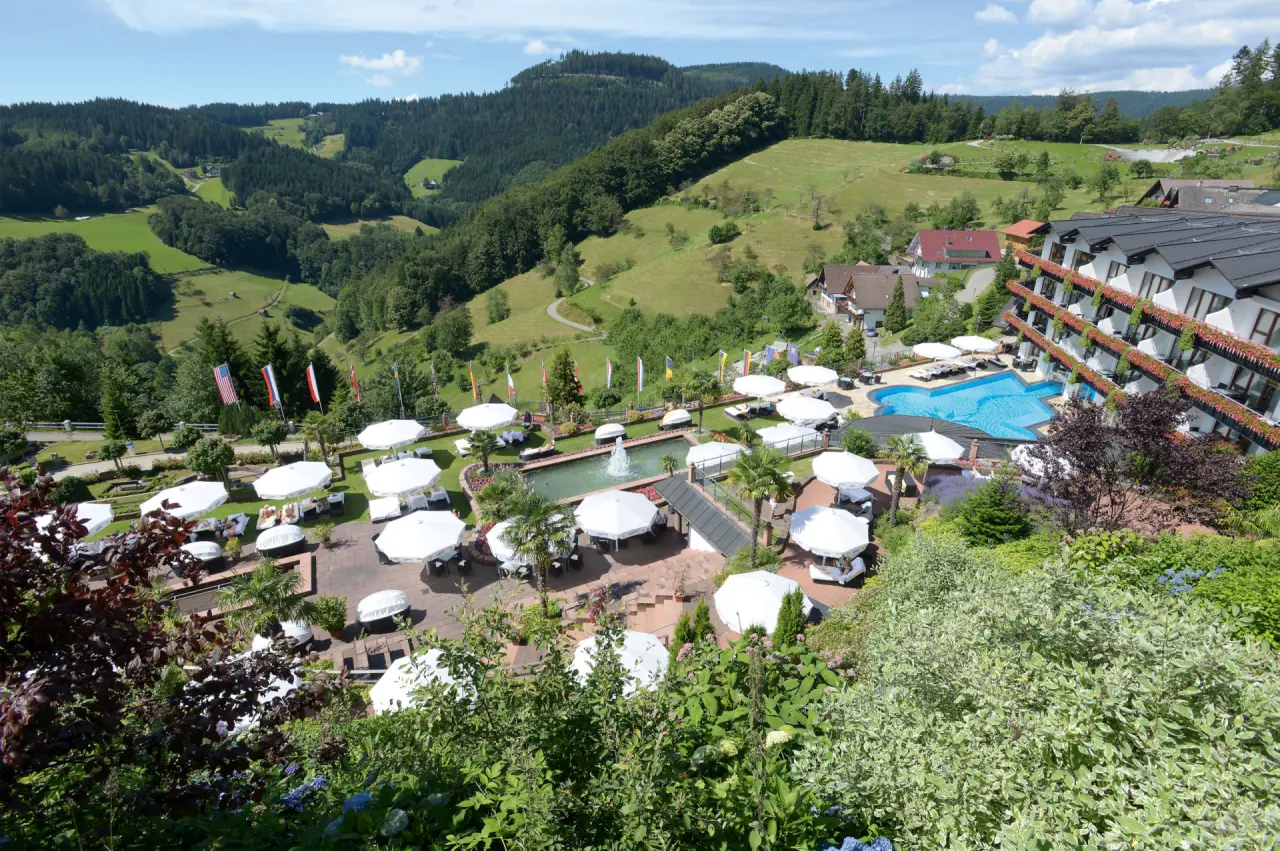 Haus Dollenberg in Bad Peterstal-Griesbach – Hotelanlage mit Außenpool und Garten im Schwarzwald | Wellnesshotel Schwarzwald