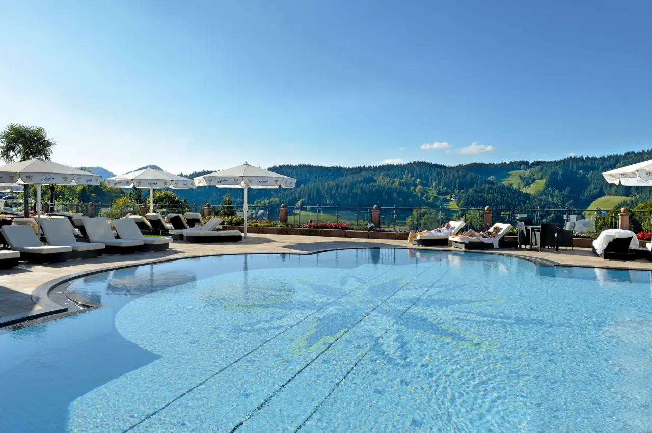 Haus Dollenberg in Bad Peterstal-Griesbach – Außenpool mit Liegen und Schwarzwaldpanorama | Wellnesshotel Schwarzwald