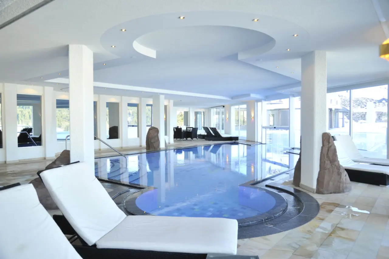 Haus Dollenberg in Bad Peterstal-Griesbach – Moderner Innenpool mit Liegebereich | Wellnesshotel Schwarzwald