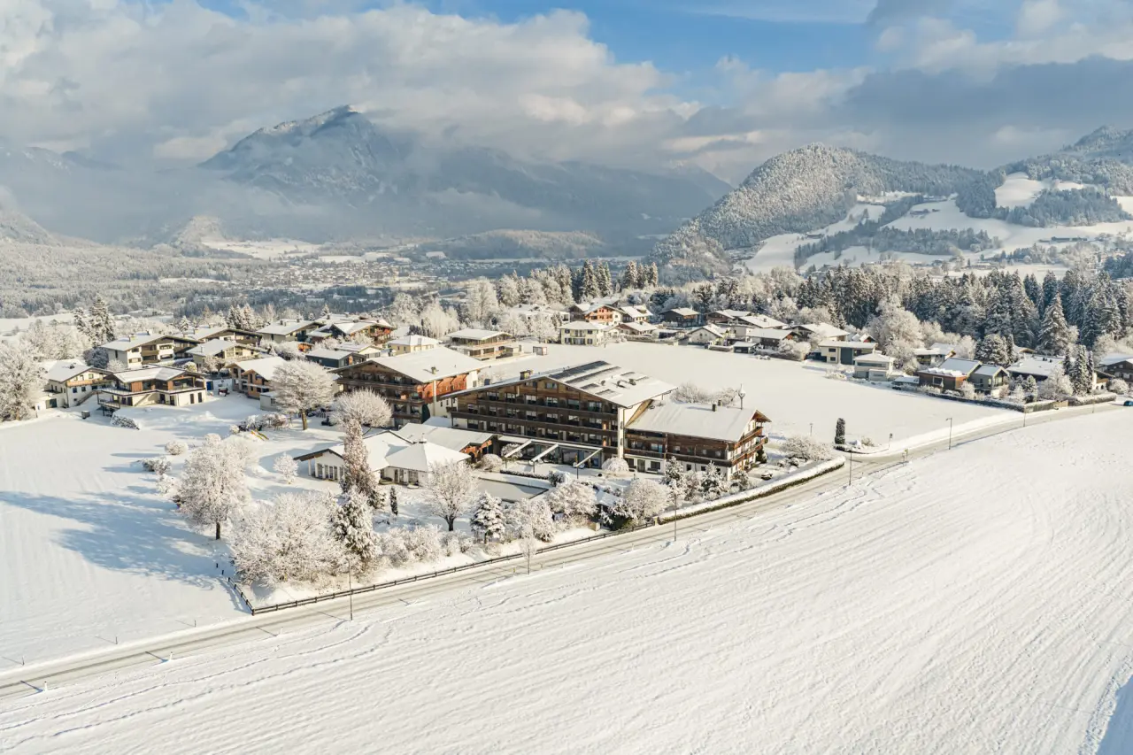 Aktiv- & Wellnesshotel Pirchnerhof in Reith im Alpbachtal – Winterpanorama mit Hotel | Wellnesshotel Alpbachtal