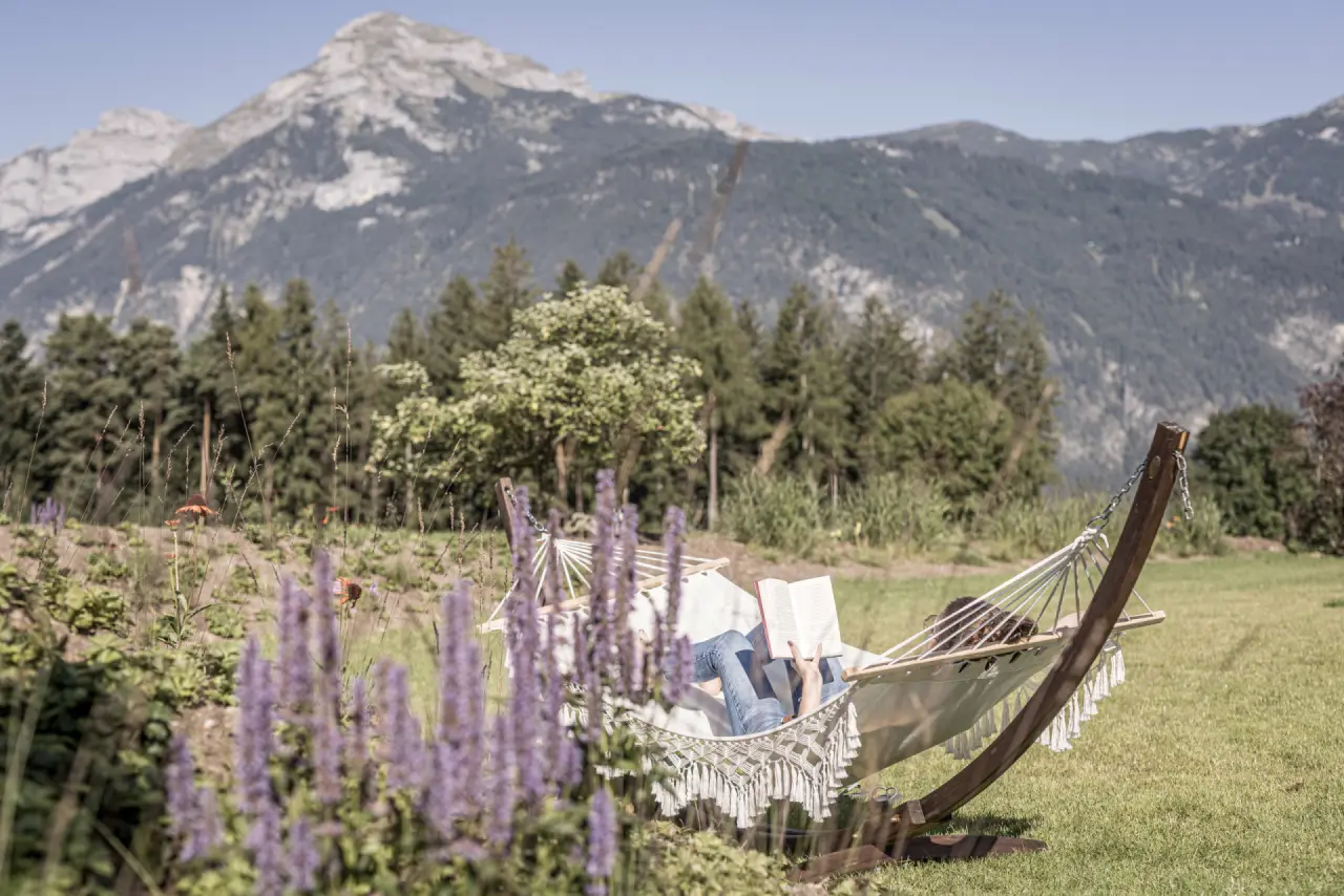 Aktiv- & Wellnesshotel Pirchnerhof in Reith im Alpbachtal – Entspannung in der Hängematte mit Bergblick | Wellnesshotel Alpbachtal