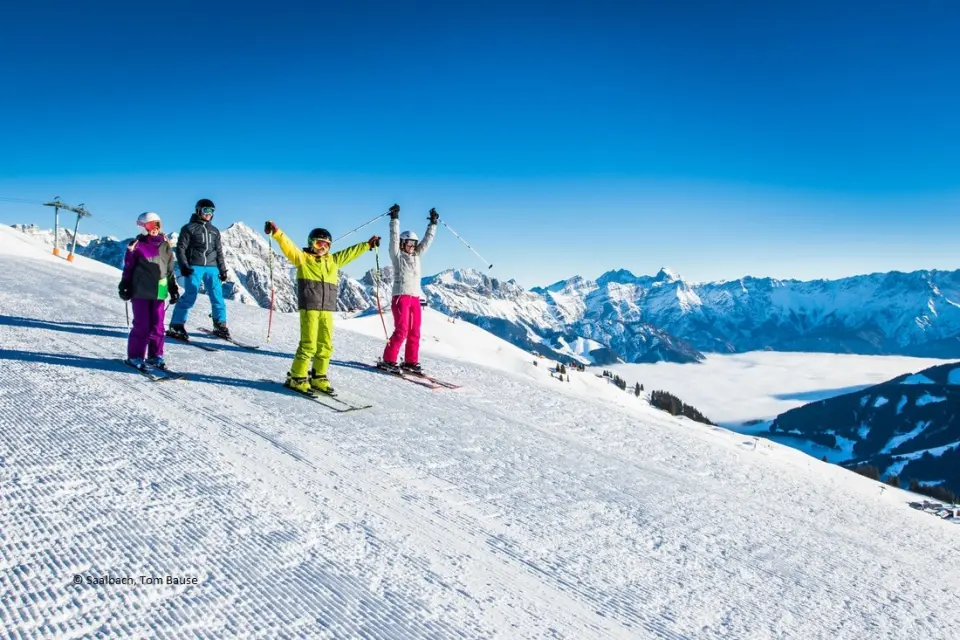 Hotel Hasenauer in Saalbach-Hinterglemm – Skifahrer auf sonniger Piste mit Alpenpanorama | Wellnesshotel Salzburger Land