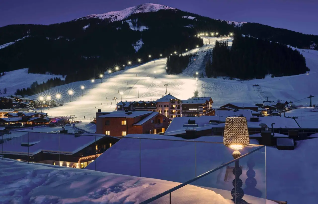 Hotel Hasenauer in Saalbach-Hinterglemm – Winterlandschaft bei Nacht mit beleuchteter Skipiste | Wellnesshotel Salzburger Land