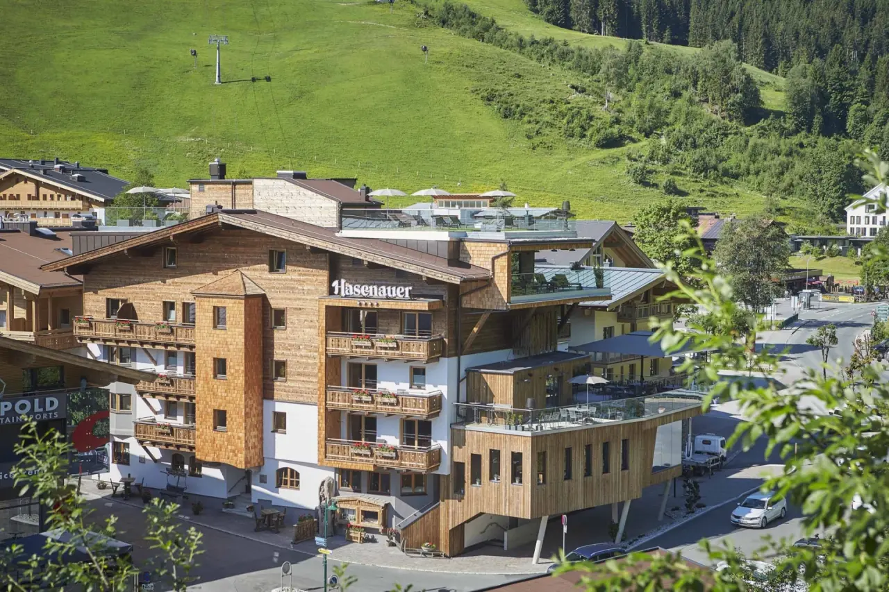 Hotel Hasenauer in Saalbach-Hinterglemm – Moderne Holzarchitektur des Hotels im Sommer | Wellnesshotel Salzburger Land