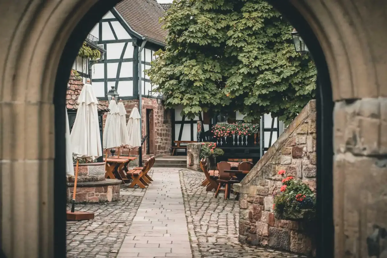 Neumühle Resort & Spa in Wartmannsroth – Historischer Innenhof mit Sitzgelegenheiten | Wellnesshotel Rhön