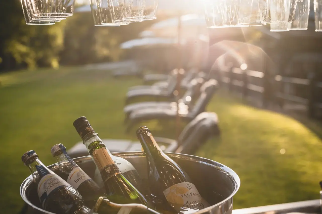 Neumühle Resort & Spa in Wartmannsroth – Gekühlte Getränke im Eiskübel im sonnigen Garten | Wellnesshotel Rhön
