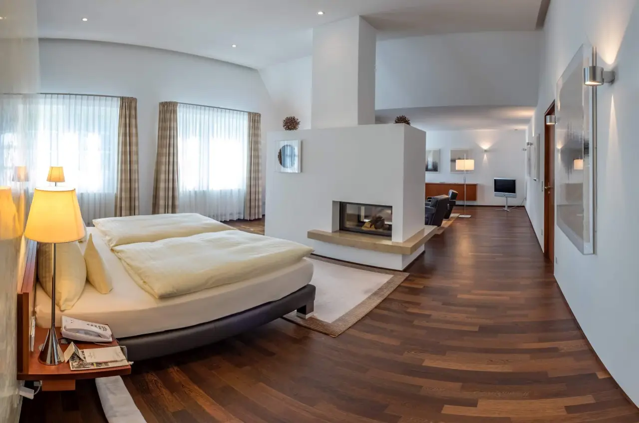 Neumühle Resort & Spa in Wartmannsroth – Geräumige Suite mit Kamin und Wohnbereich | Wellnesshotel Rhön