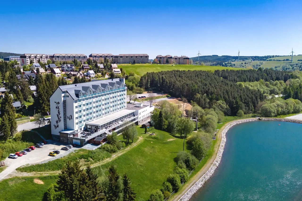 Best Western Ahorn Hotel Oberwiesenthal in Oberwiesenthal – Drohnenaufnahme im Sommer am See | Wellnesshotel Erzgebirge