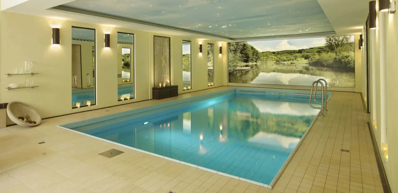 Landhaushotel Hof Wasserkuppe in Poppenhausen – Innenpool mit Wandgemälde | Wellnesshotel Rhön