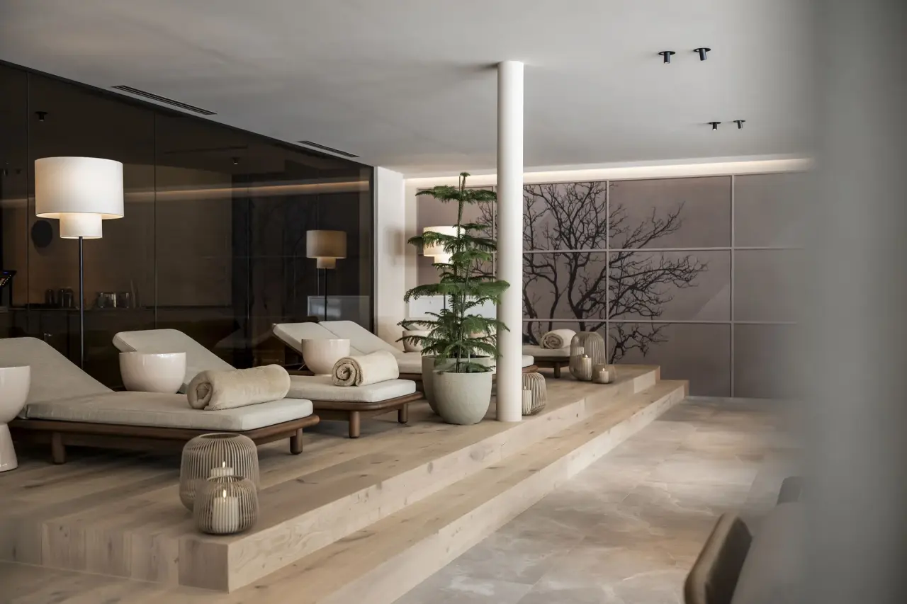 Hotel Monika in Sexten – Moderner Spa-Ruhebereich mit bequemen Liegen und Pflanzen | Wellnesshotel Südtirol