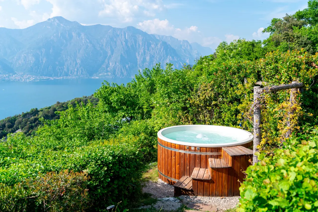 Hotel Querceto Wellness & Spa in Malcesine – Outdoor-Whirlpool mit Blick auf den Gardasee | Wellnesshotel Gardasee