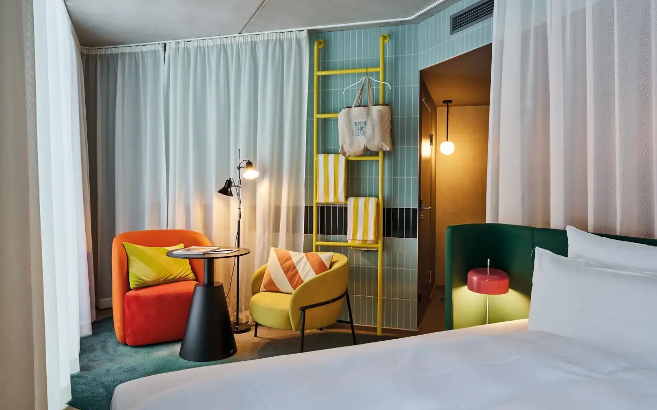 Urban Nature Bad Gastein in Bad Gastein – Gemütlicher Sesselbereich im Hotelzimmer | Wellnesshotel Gasteinertal