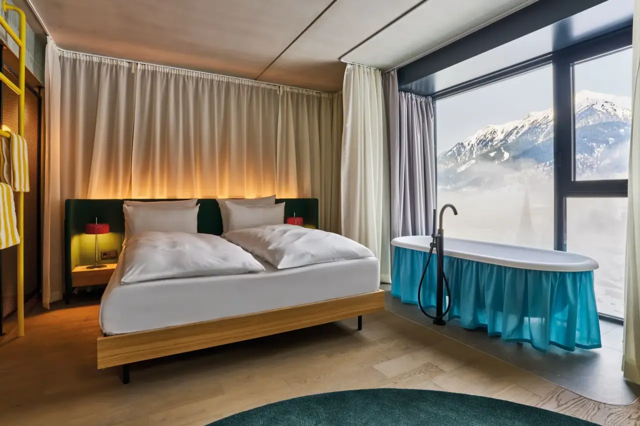 Urban Nature Bad Gastein in Bad Gastein – Doppelzimmer mit freistehender Badewanne und Bergpanorama | Wellnesshotel Gasteinertal