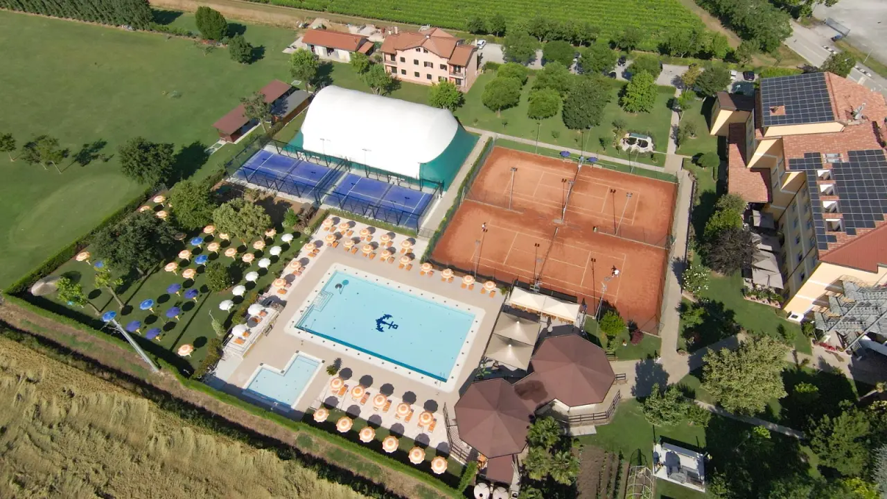Ancora Sport Hotel in Meolo – Luftaufnahme mit großem Außenpool, Tennis- und Padelplätzen.