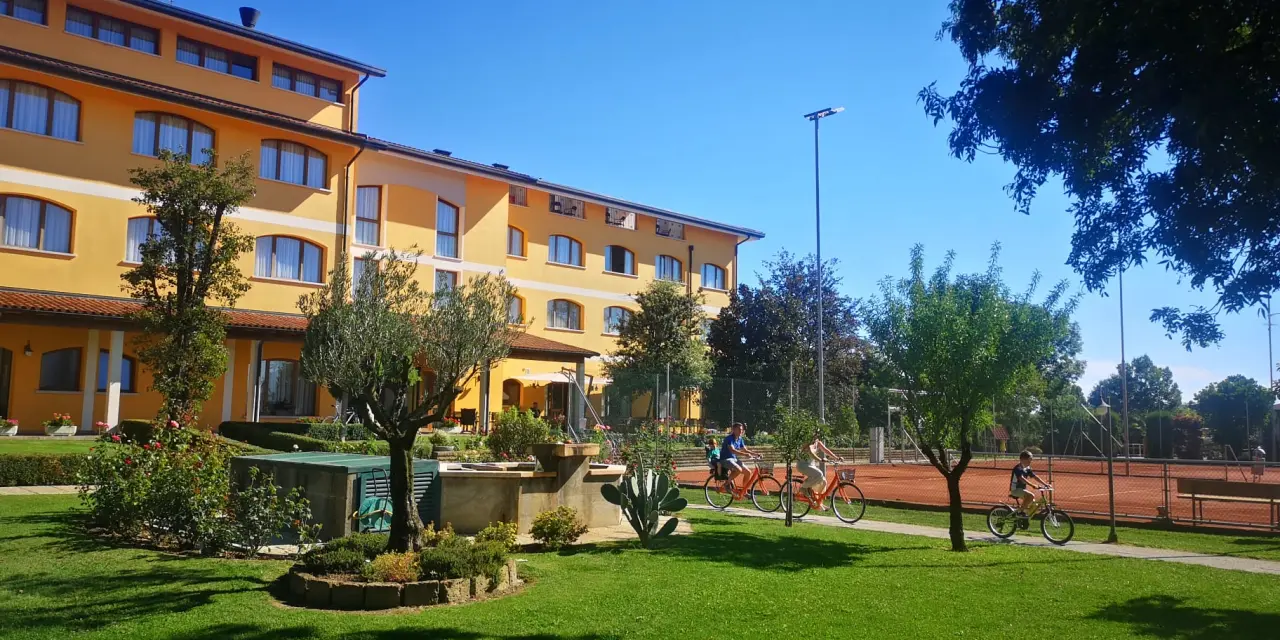 Ancora Sport Hotel in Meolo – Hotelaußenansicht mit Garten und Radfahrern | Wellnesshotel Venetien