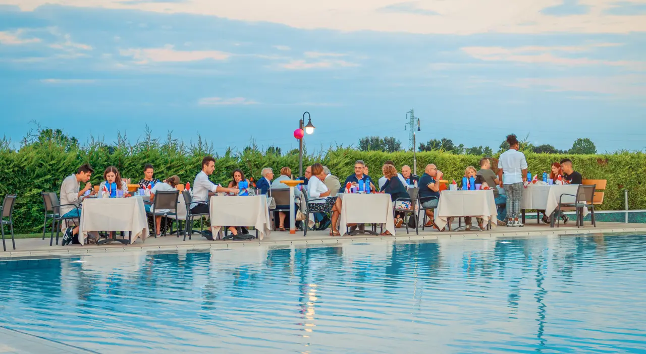 Ancora Sport Hotel in Meolo – Abendessen am Poolbereich mit Gästen | Wellnesshotel Venetien