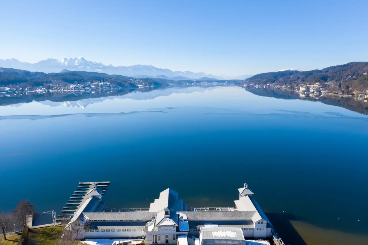 Werzers Hotel Resort Pörtschach in Pörtschach – Winteransicht des Hotels am zugefrorenen Wörthersee | Wellnesshotel Wörthersee