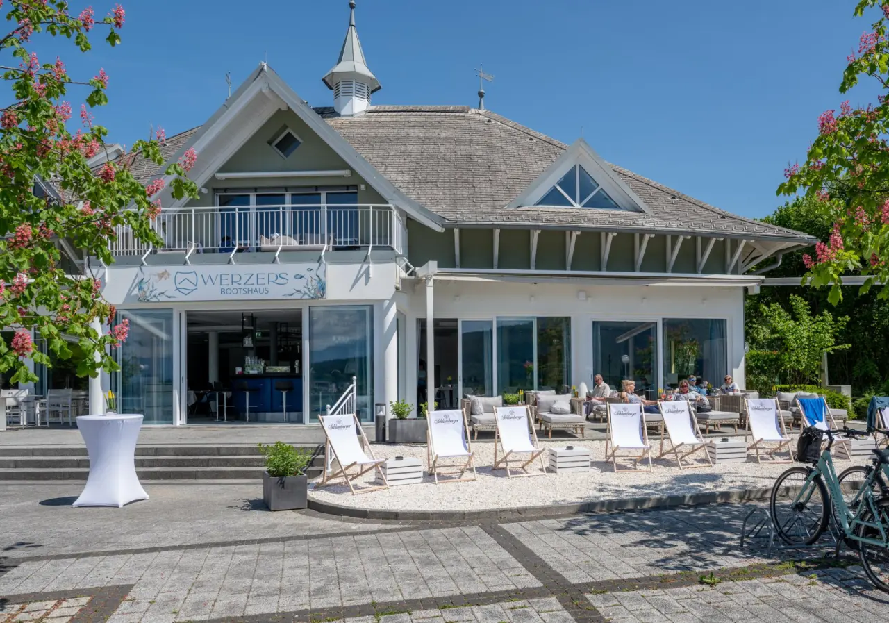 Werzers Hotel Resort Pörtschach in Pörtschach – Außenbereich des Bootshauses mit Seeblick | Wellnesshotel Wörthersee