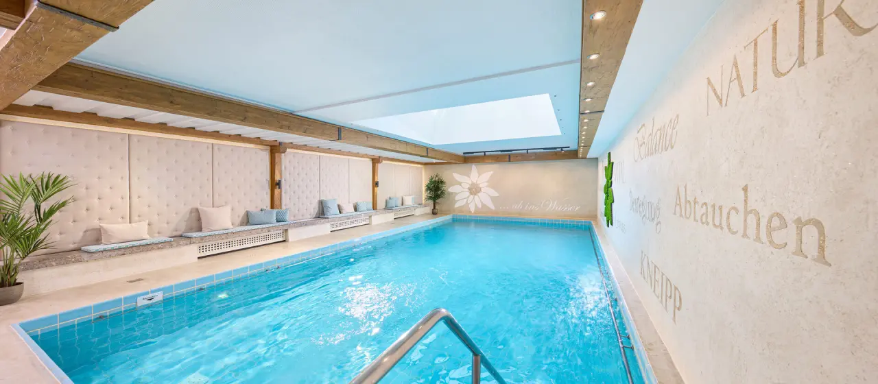 Kneipp- & Wellvitalhotel Edelweiss in Bad Wörishofen – Heller Innenpool mit Entspannungsbereich | Wellnesshotel Allgäu