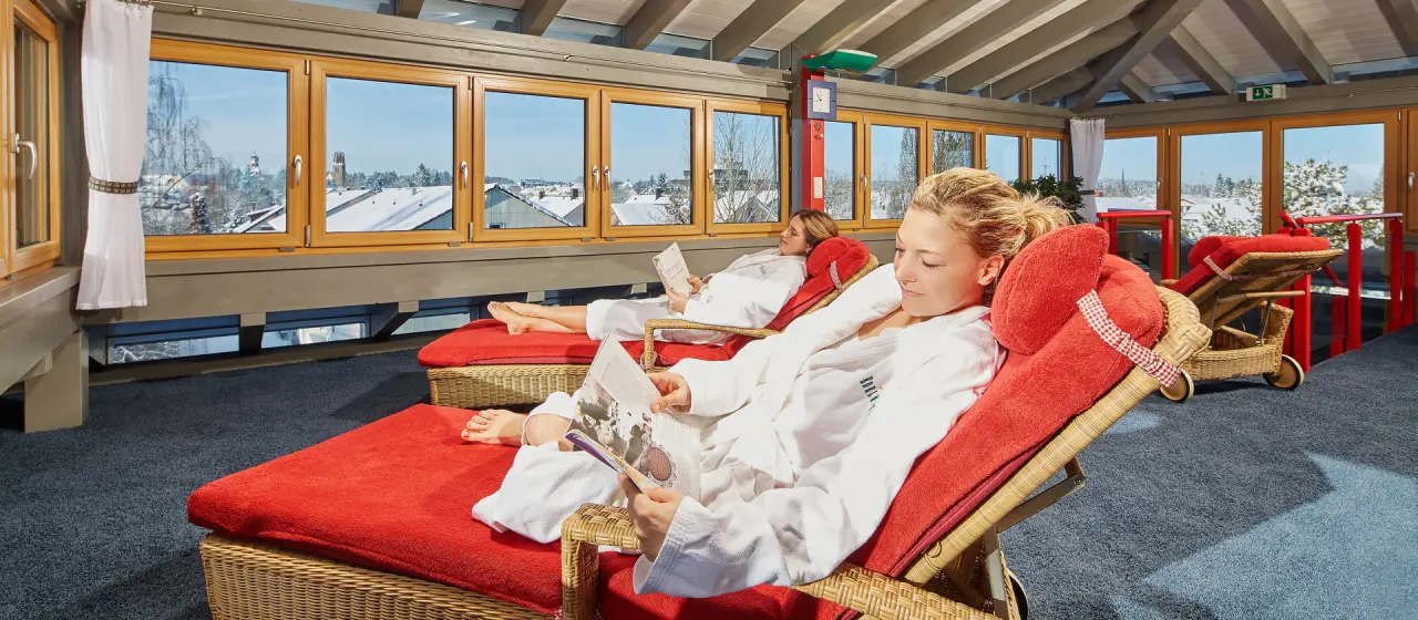 Kneipp- & Wellvitalhotel Edelweiss in Bad Wörishofen – Ruheraum mit Panoramablick auf verschneite Landschaft | Wellnesshotel Allgäu