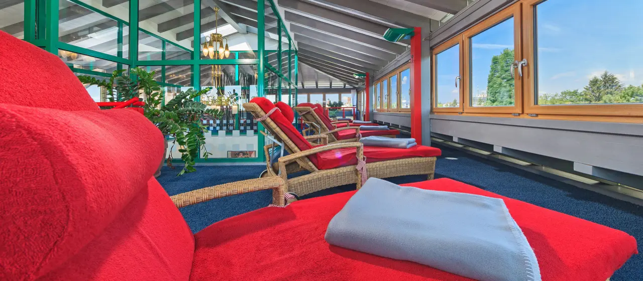 Kneipp- & Wellvitalhotel Edelweiss in Bad Wörishofen – Heller Entspannungsbereich mit Liegen | Wellnesshotel Allgäu