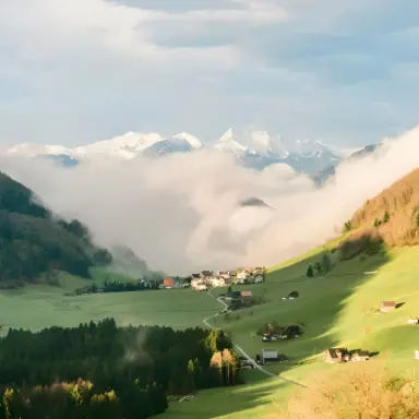 Bürgenstock Resort Lake Lucerne in Obbürgen – Malerische Berglandschaft mit Dorf und Nebel | Wellnesshotel Zentralschweiz