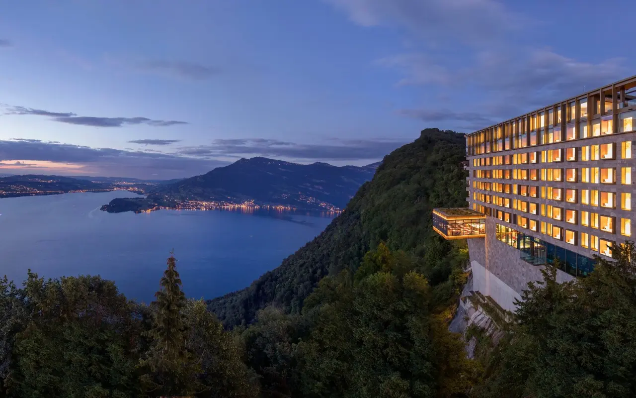 Bürgenstock Resort Lake Lucerne in Obbürgen – Hotelgebäude bei Dämmerung mit Seeblick | Wellnesshotel Zentralschweiz