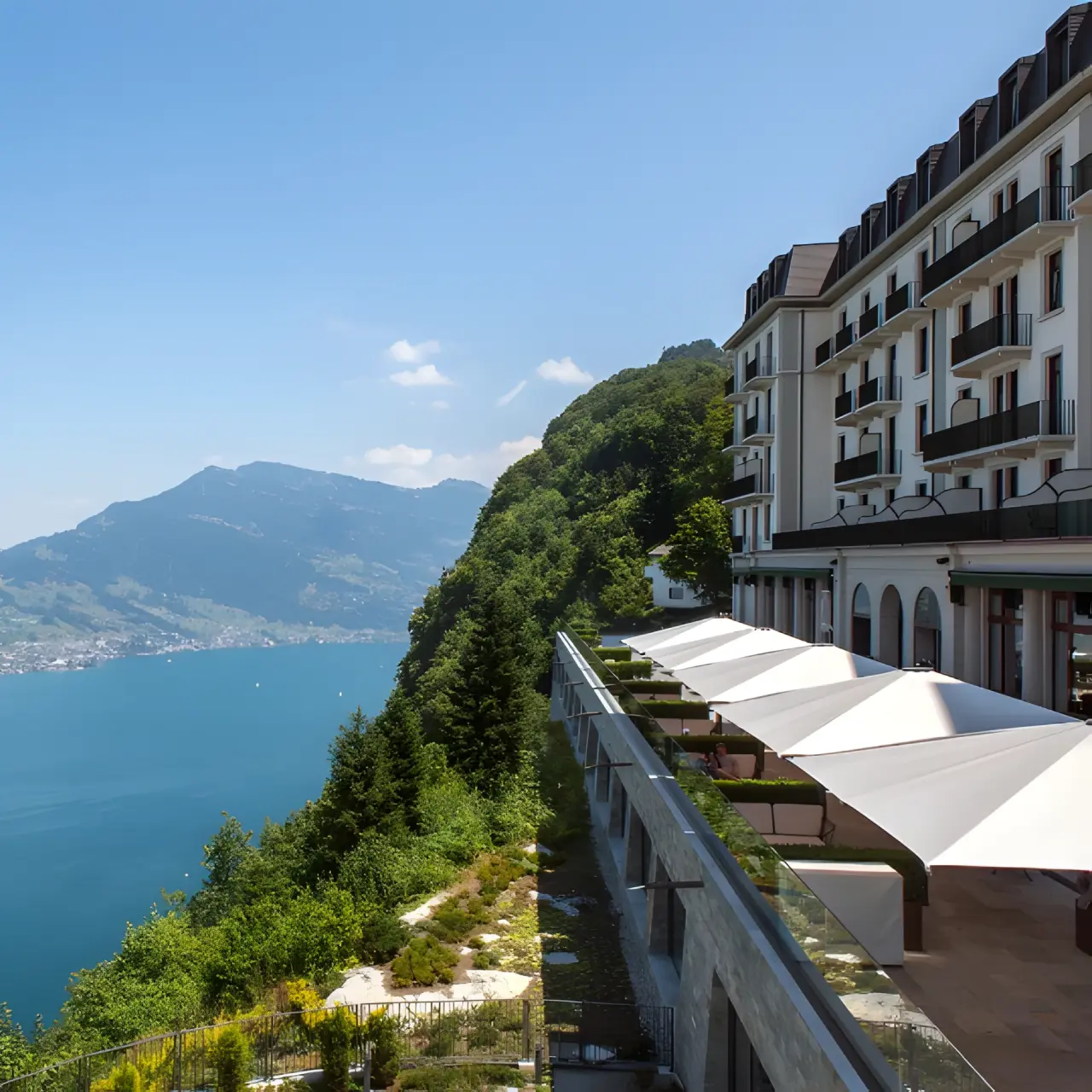 Bürgenstock Resort Lake Lucerne in Obbürgen – Klassisches Hotelgebäude mit Balkonen und Seeblick | Wellnesshotel Zentralschweiz