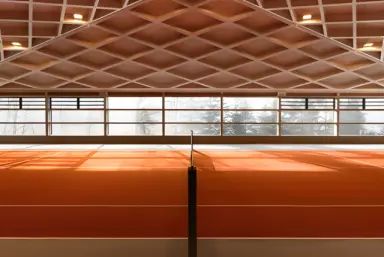 Bürgenstock Resort Lake Lucerne in Obbürgen – Heller Indoor-Tennisplatz mit großen Fenstern | Wellnesshotel Zentralschweiz