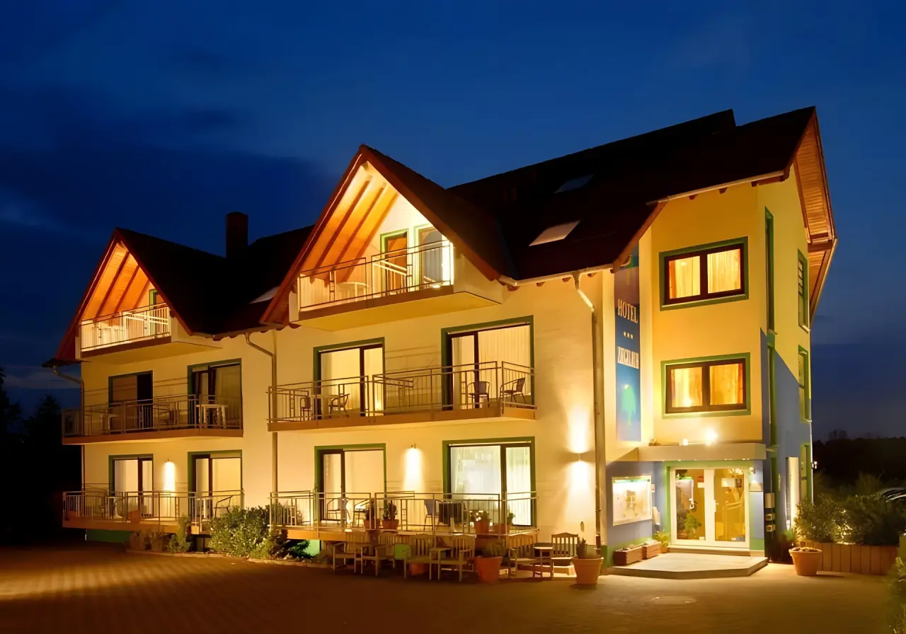 Wellnesshotel Ziegelruh in Babenhausen – Beleuchtete Außenansicht des Hotels bei Nacht | Wellnesshotel Hessen