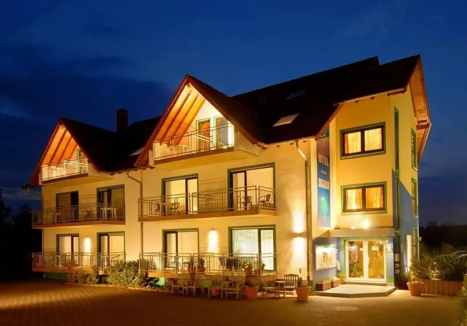 Wellnesshotel Ziegelruh in Babenhausen – Beleuchtete Außenansicht des Hotels bei Nacht | Wellnesshotel Hessen
