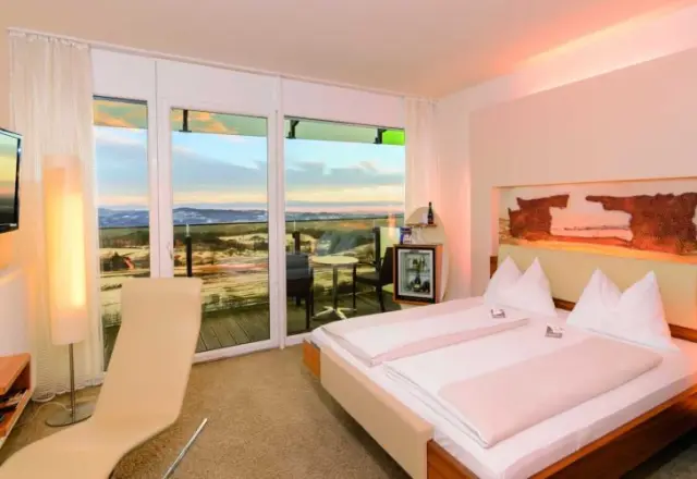 AVIVA****s make friends in St. Stefan-Afiesl – Komfortables Hotelzimmer mit Balkon und Ausblick | Wellnesshotel Oberösterreich