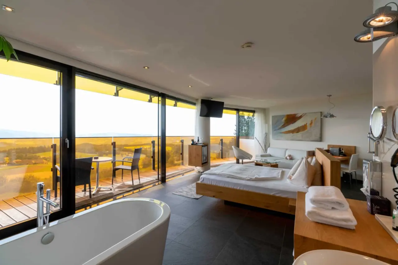 AVIVA****s make friends in St. Stefan-Afiesl – Modernes Hotelzimmer mit Badewanne und Balkon | Wellnesshotel Oberösterreich