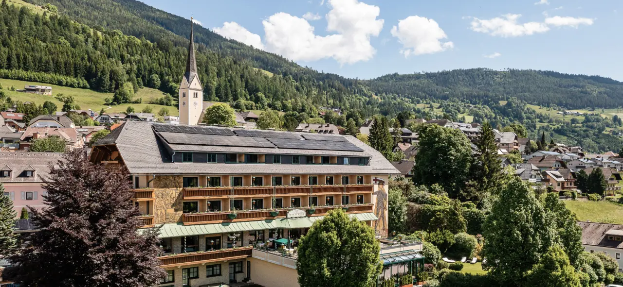 Romantik Hotel Wastlwirt in St. Michael im Lungau – Sommeransicht des Hotels mit grüner Umgebung | Wellnesshotel Lungau