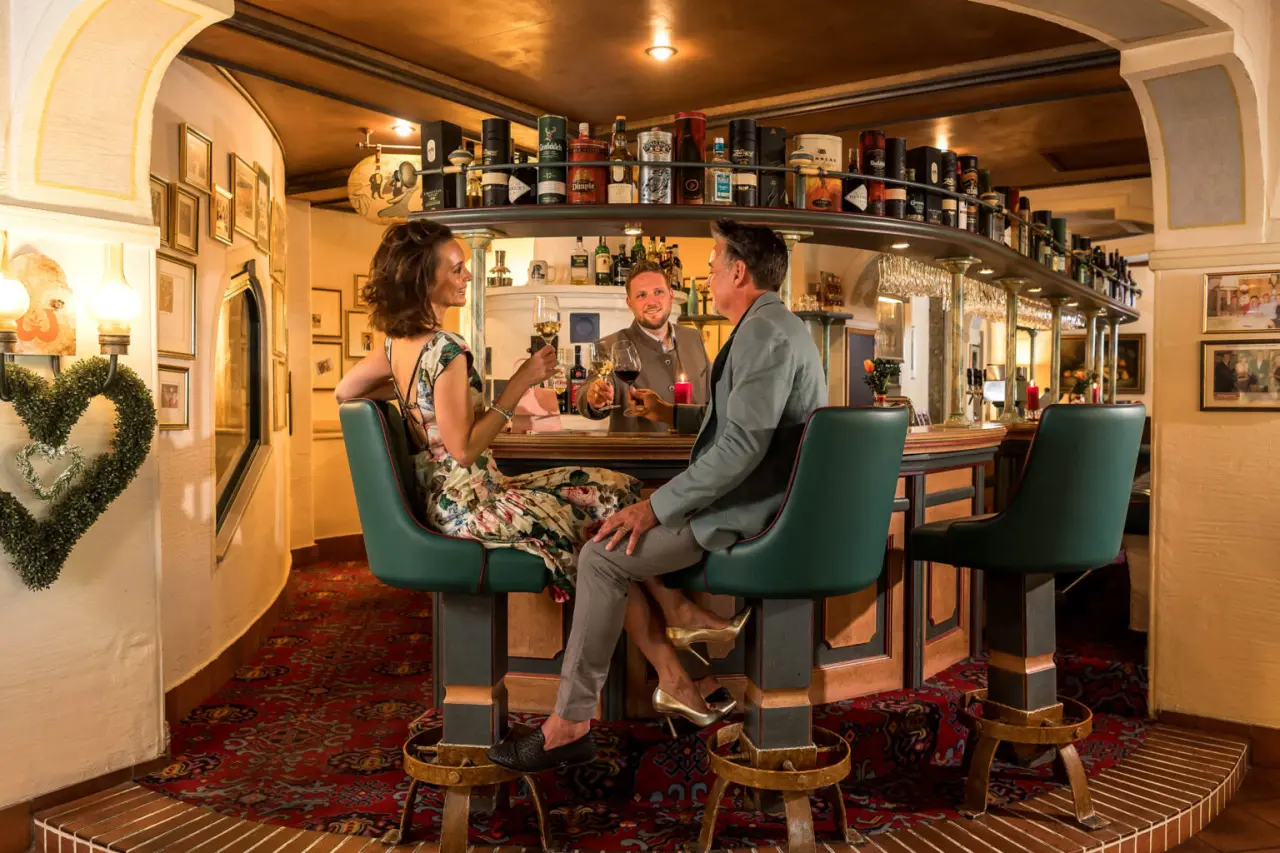 Romantik Hotel Wastlwirt in St. Michael im Lungau – Gemütliche Hotelbar mit Gästen | Wellnesshotel Lungau