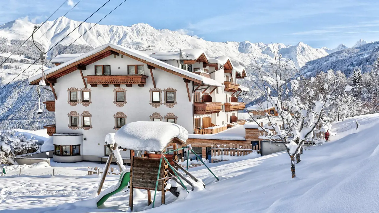 Wellness- & Familienhotel Panorama in Ladis – Hotel im Winter mit verschneiter Landschaft | Wellnesshotel Tirol