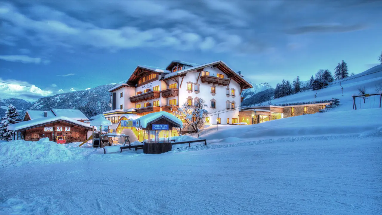 Wellness- & Familienhotel Panorama in Ladis – Hotel im Winter mit verschneiter Berglandschaft | Wellnesshotel Tirol