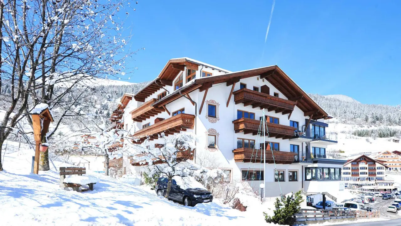 Wellness- & Familienhotel Panorama in Ladis – Hotelgebäude an einem sonnigen Wintertag | Wellnesshotel Tirol