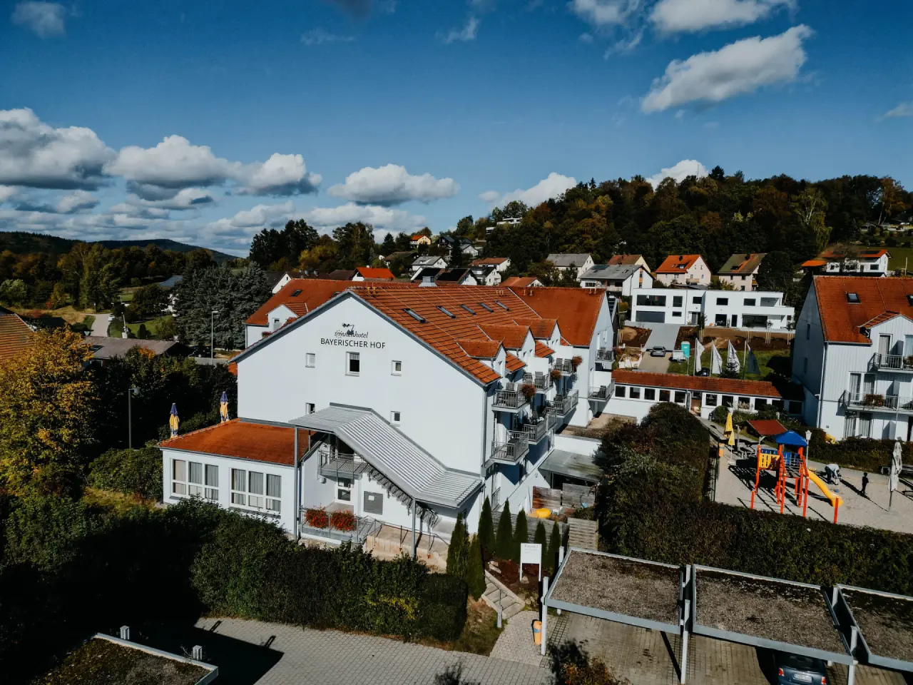 sonnenresort HÜTTMANN in Norddorf – Hotelkomplex mit rotem Dach und Spielplatz | Wellnesshotel Nordsee