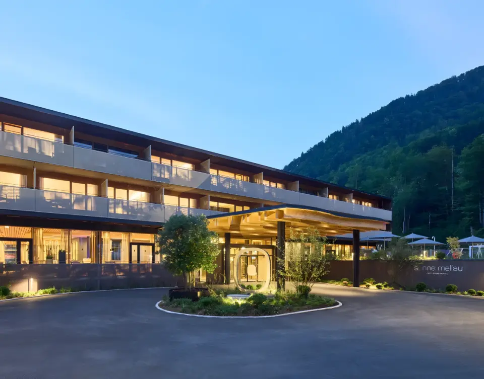 Sonne Mellau - Feel good Hotel in Mellau – Moderne Außenansicht bei Dämmerung | Wellnesshotel Bregenzerwald