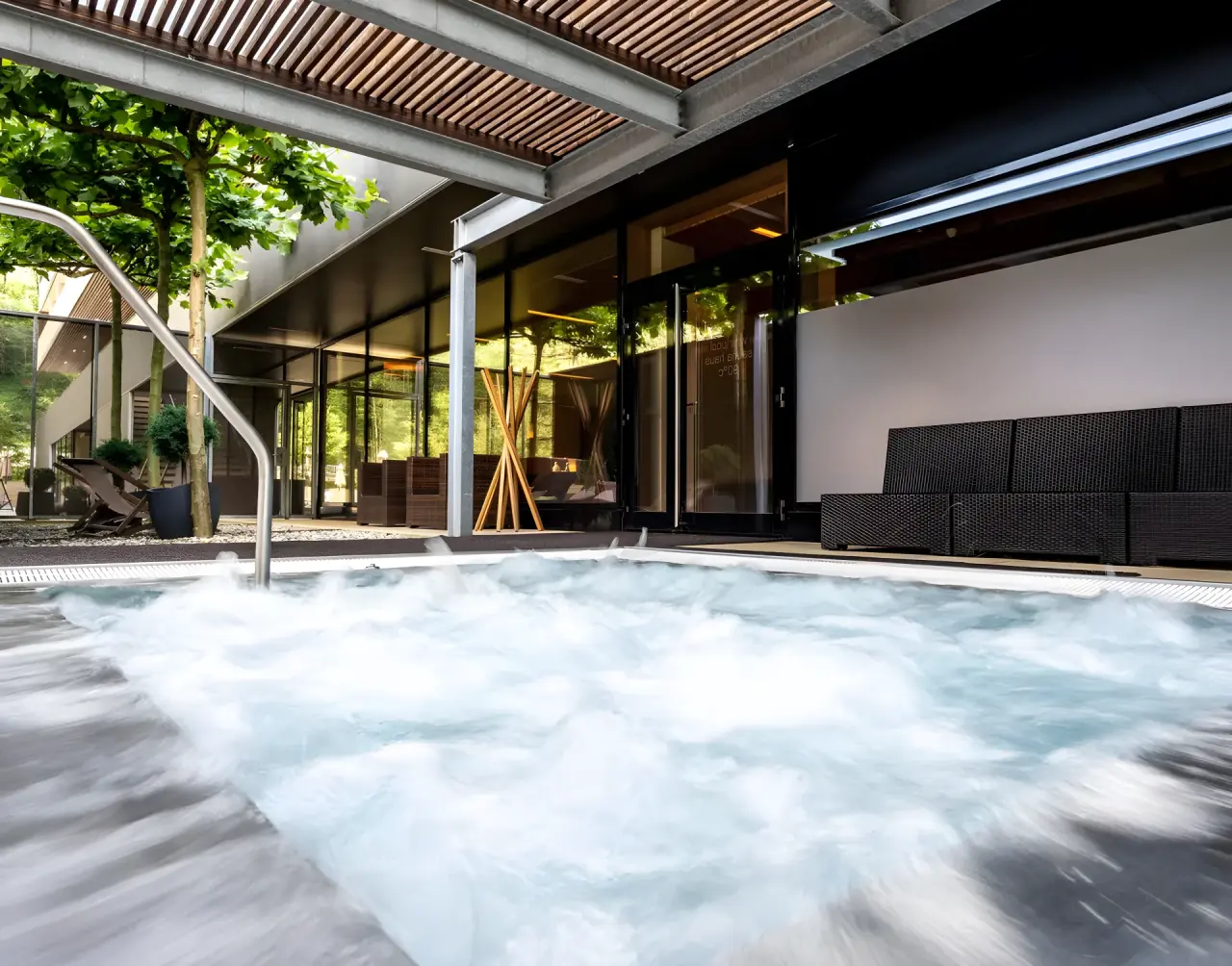 Sonne Mellau - Feel good Hotel in Mellau – Sprudelnder Außenwhirlpool mit Grünblick | Wellnesshotel Bregenzerwald