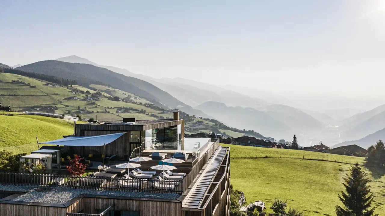 Alpine Lifestyle Hotel Ambet in Terenten – Infinity-Pool mit Bergpanorama | Wellnesshotel Südtirol