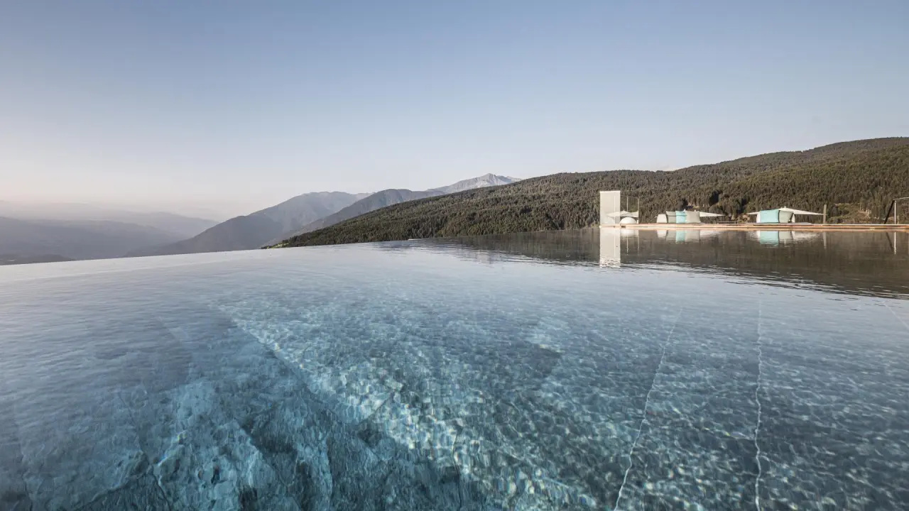 Alpine Lifestyle Hotel Ambet in Terenten – Infinity-Pool mit Bergblick an einem klaren Tag | Wellnesshotel Südtirol