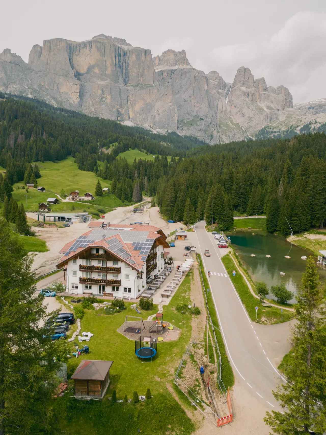 Hotel Lupo Bianco Wellness & Walking in Canazei – Hotel mit Bergpanorama und See | Wellnesshotel Dolomiten