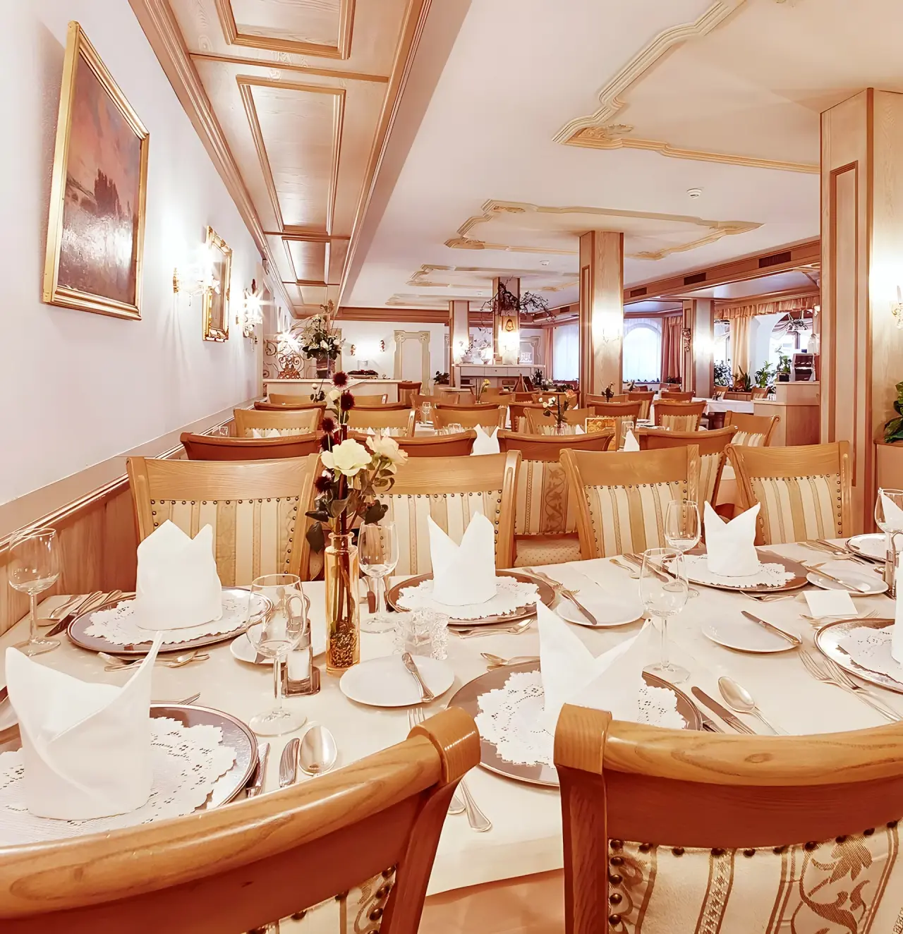 Hotel Brennerspitz in Neustift im Stubaital – Elegantes Restaurant mit festlich gedeckten Tischen | Wellnesshotel Stubaital