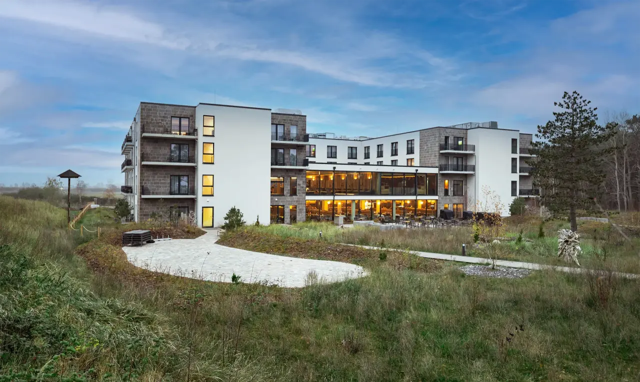 Hotel Sante Royale Bad Brambach in Bad Brambach – Moderne Außenansicht bei Dämmerung | Wellnesshotel Vogtland