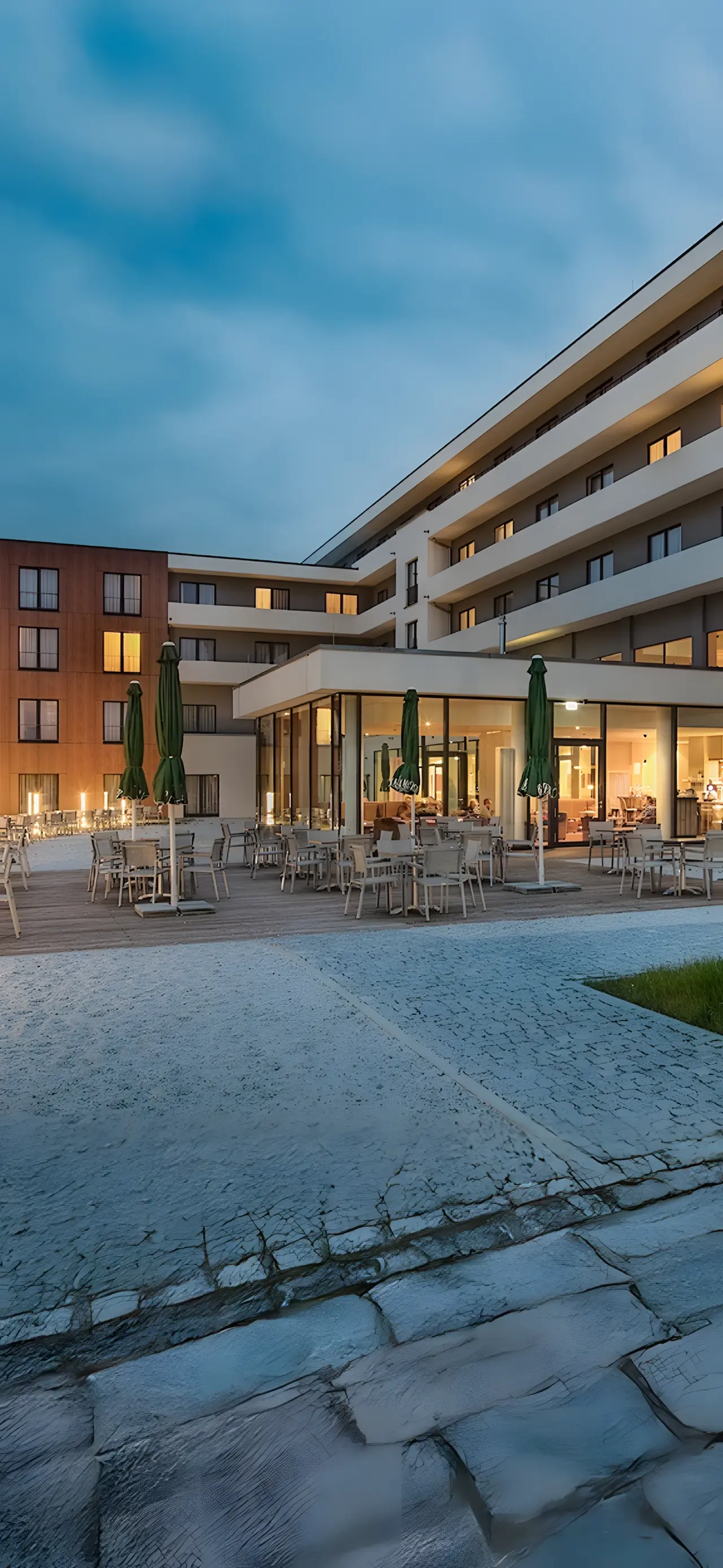 Hotel Sante Royale Bad Brambach in Bad Brambach – Beleuchtete Terrasse und Hoteleingang am Abend | Wellnesshotel Vogtland